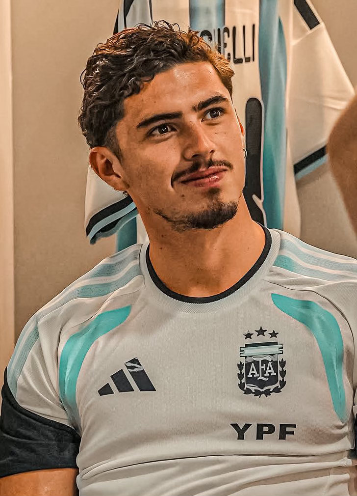 天啊！太不幸了💔🚑帕尼切利在阿根廷国家队训练中遭遇十字韧带断裂。❌本赛季报销