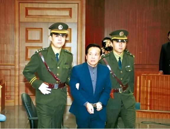 2000年，临刑前的成克杰，他身着笔挺黑西装，头发梳理得一丝不苟，神色平静，看