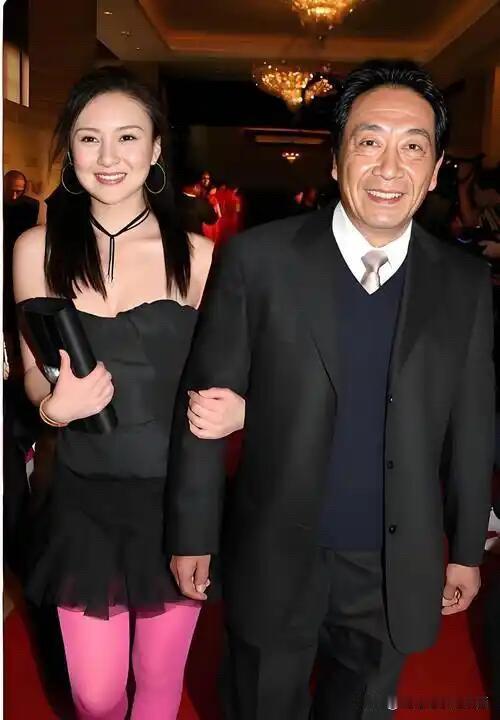 老戏骨王奎荣头发白了不少，身体也没有之前看着挺拔，走路需要搀扶，感觉这些年他的颜