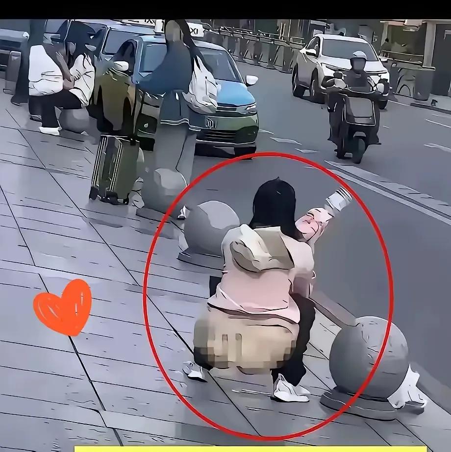 女士当街方便，被人拍下。俗话说：活人不能被尿憋死。屎涨千里，尿涨寸步难行。街头