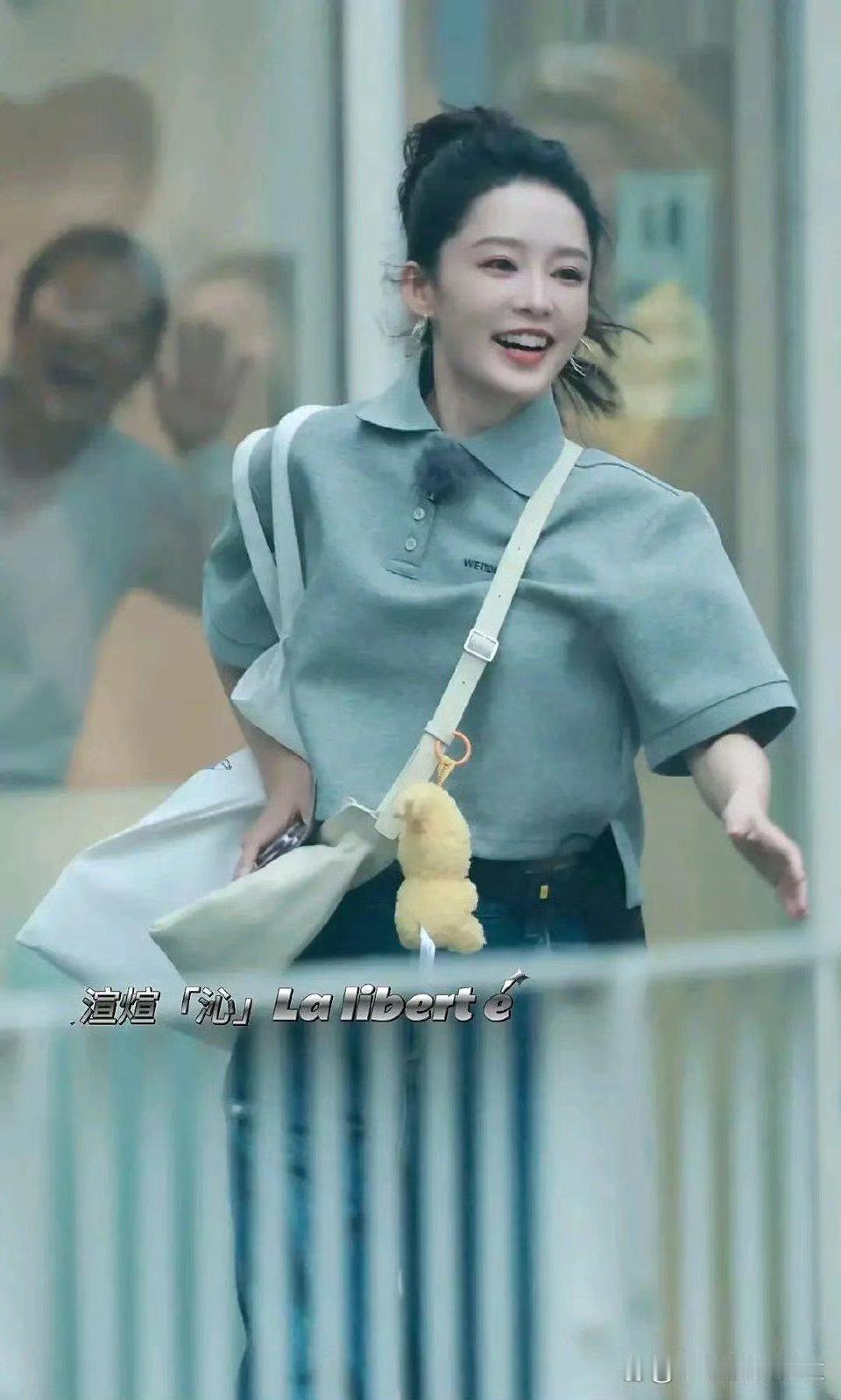 李沁这么豪迈吗，和想象中不一样！还以为是高冷美女呢。​​​