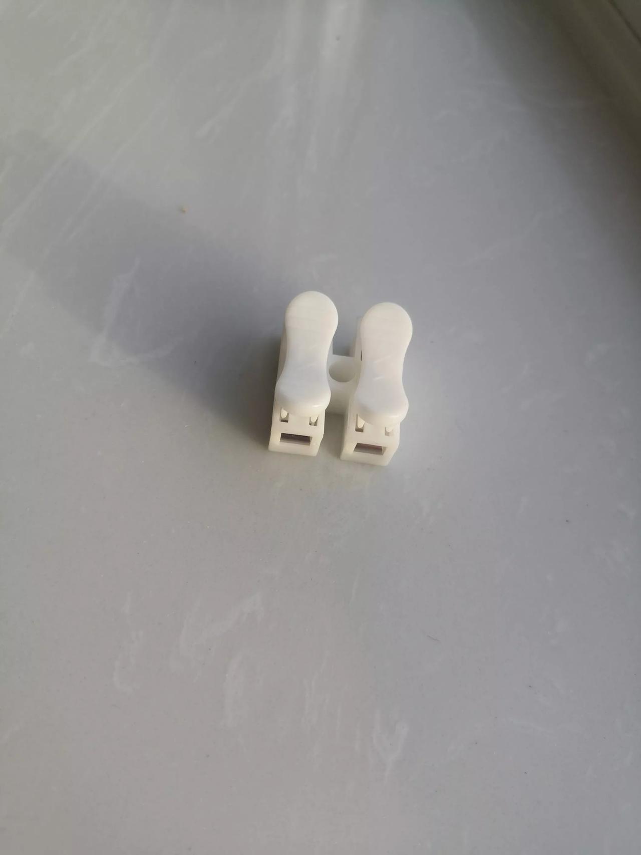 尴了个尬换个灯，到小区的五金店买个卡子老板和老板娘都在我拿着手机问老板多