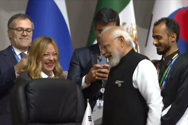 在G20峰会上！意大利总理和莫迪聊的非常投入开心！11月22日，G20峰会在南