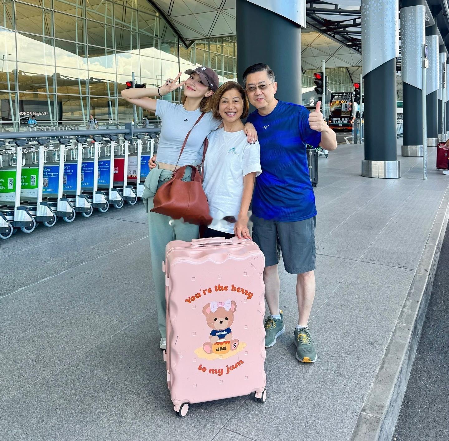 陈凯琳和父母加拿大旅游​​​