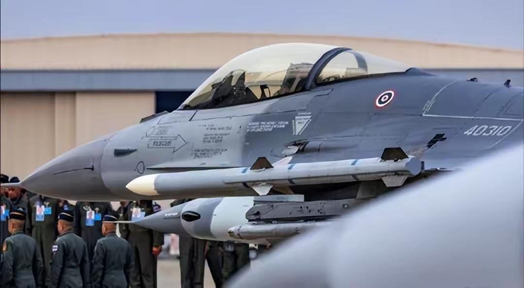 啪啪猛打，洪森这下要颜面扫地了！柬埔寨火箭炮刚开火，泰国F-16战机就开始发射精