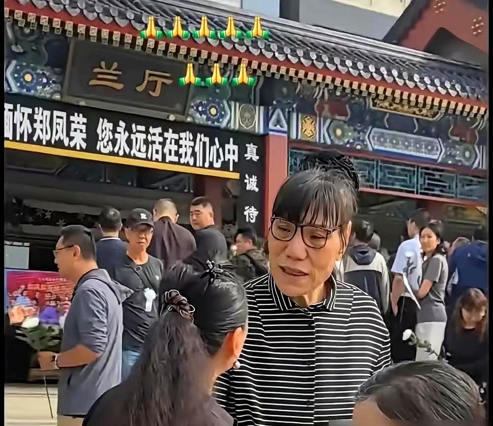 59岁的郑海霞步履蹒跚现身八宝山，消瘦的身影让人心疼。昔日“世界第一中锋”被伤病折磨得双腿变形。结婚