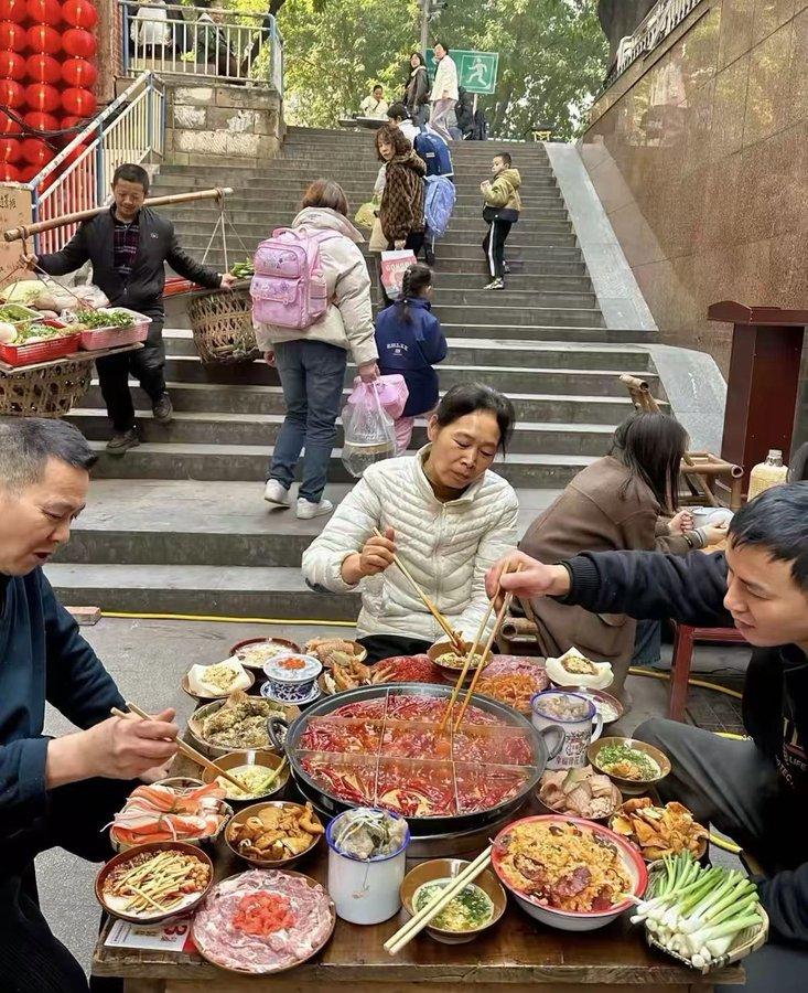 谁能给我讲讲，全锅都是红油的九宫格，弄格子到底图啥？这是重庆梯坎底下的老社