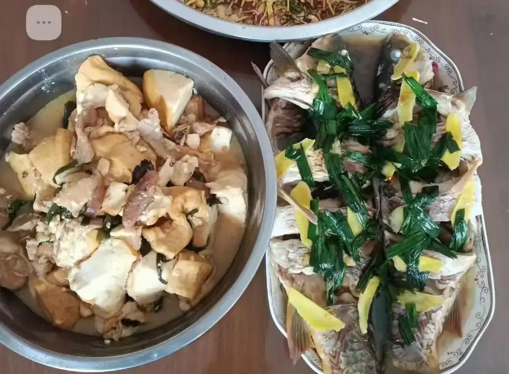 大姑年入500万却在生日宴上哭穷，向退休金不多的二大姑借3万周转。她边抹泪边说