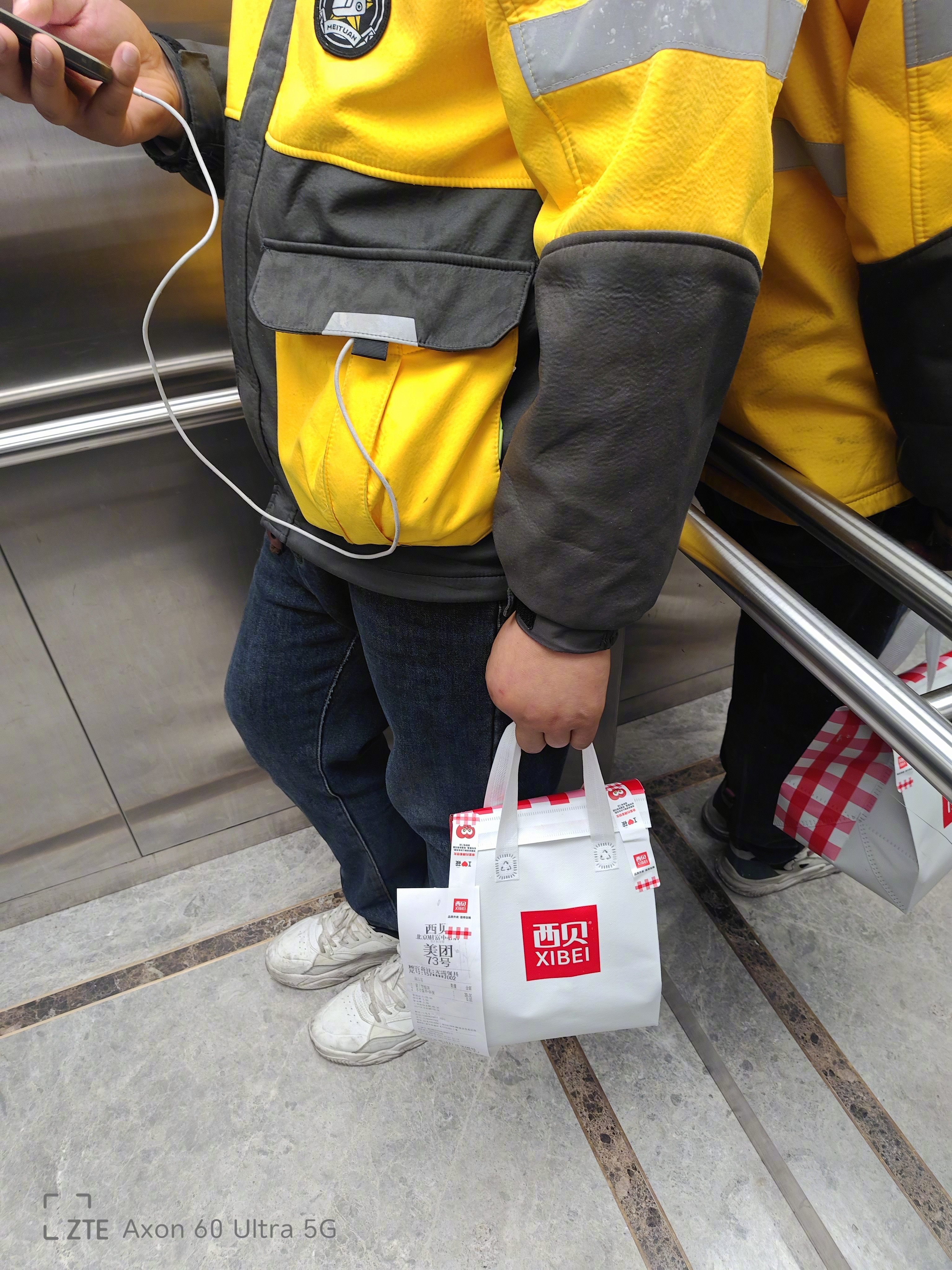 刚刚在电梯里，看到外卖小哥手里提的订餐。老胡天然希望跌倒的，都能够站起来，继续前