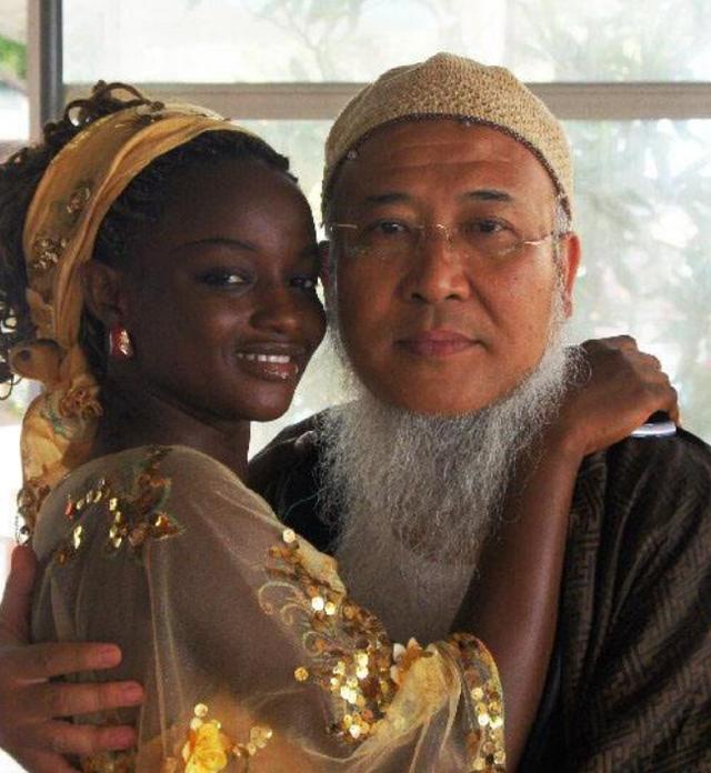 2011年，53岁著名画家杨彦花费4000万，娶21岁的非洲妻子。7年后，妻子生