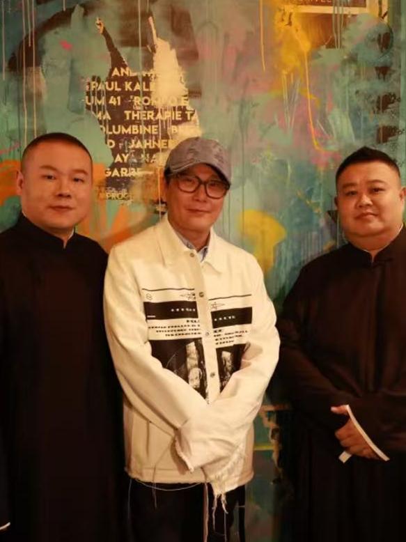 岳云鹏巴黎相声专场，“情歌王子”张信哲到场，还清唱了《过火》。岳云鹏、张信哲之前