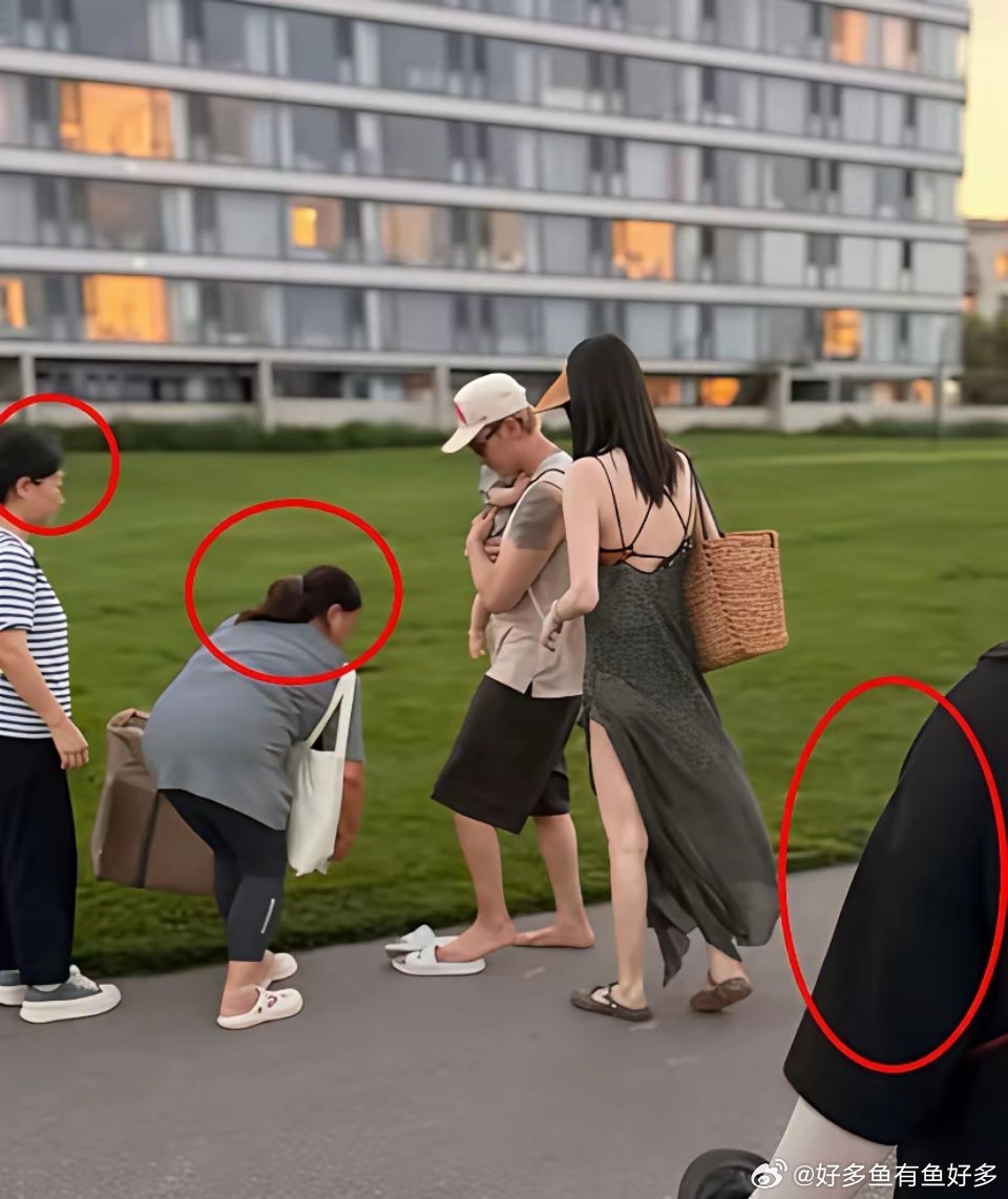 终于懂了有钱人的家里为什么都要配一个管家了？何穗和陈伟霆2人带着儿子出...