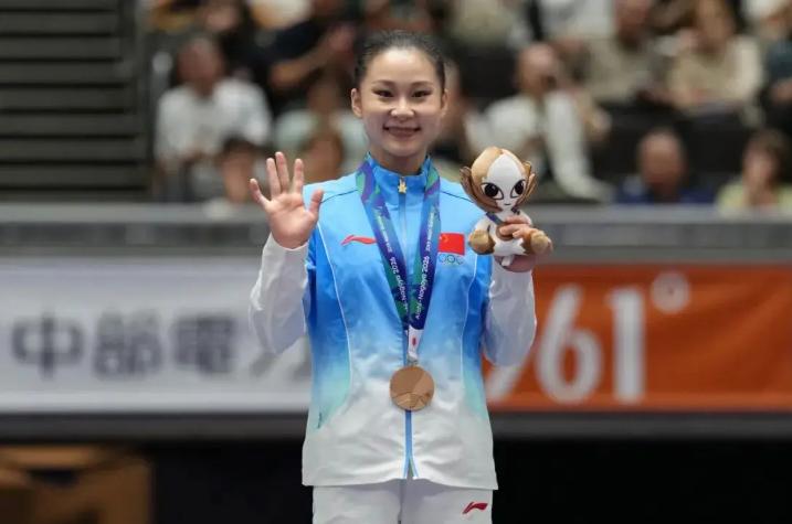 8年6次替补，24岁才第一次正选参赛，她为中国拿下1金1铜名古屋亚运会，体操运