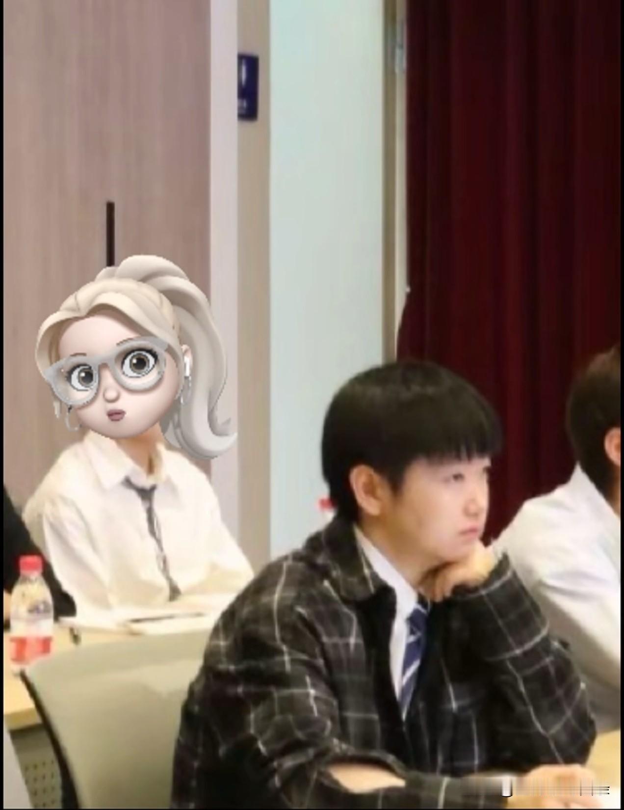 莎莎毕业答辩现场，穿的很板正，特地打了领带。感觉这是那天从深圳回北京时穿的衣服