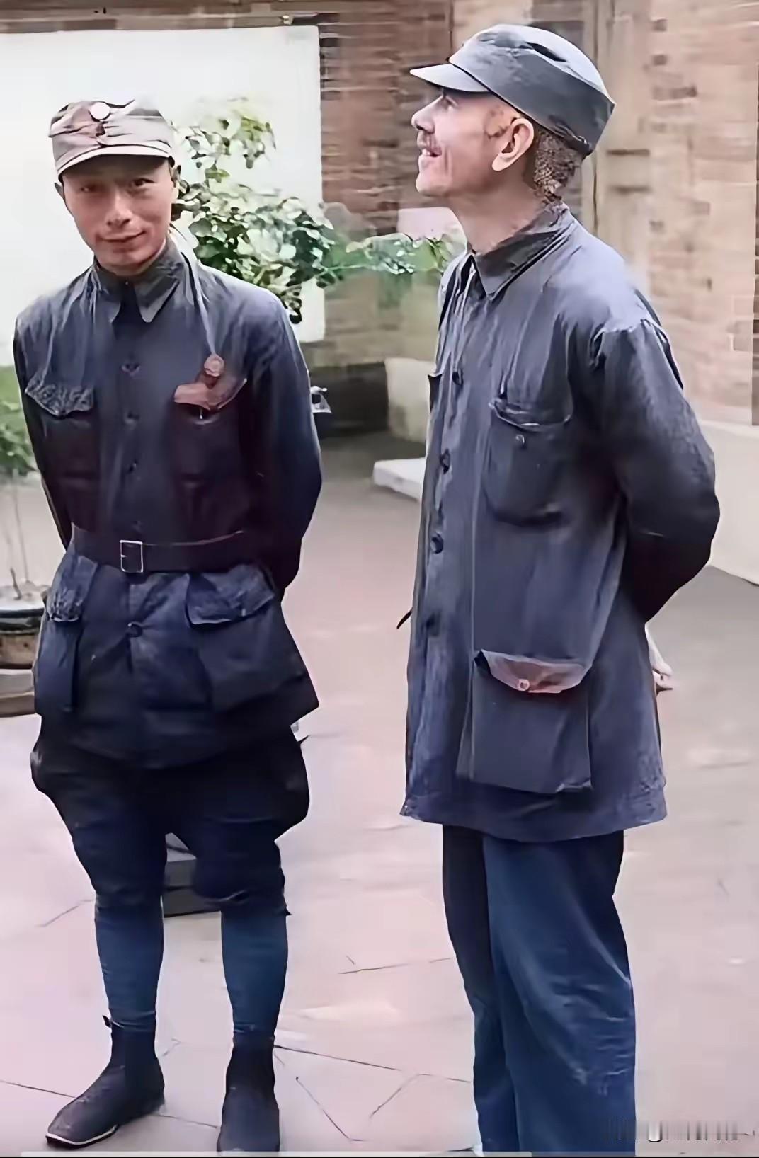 聂荣臻元帅和白求恩的这张合影照片，拍摄的非常帅气，非常经典！聂帅这时候非常年轻，