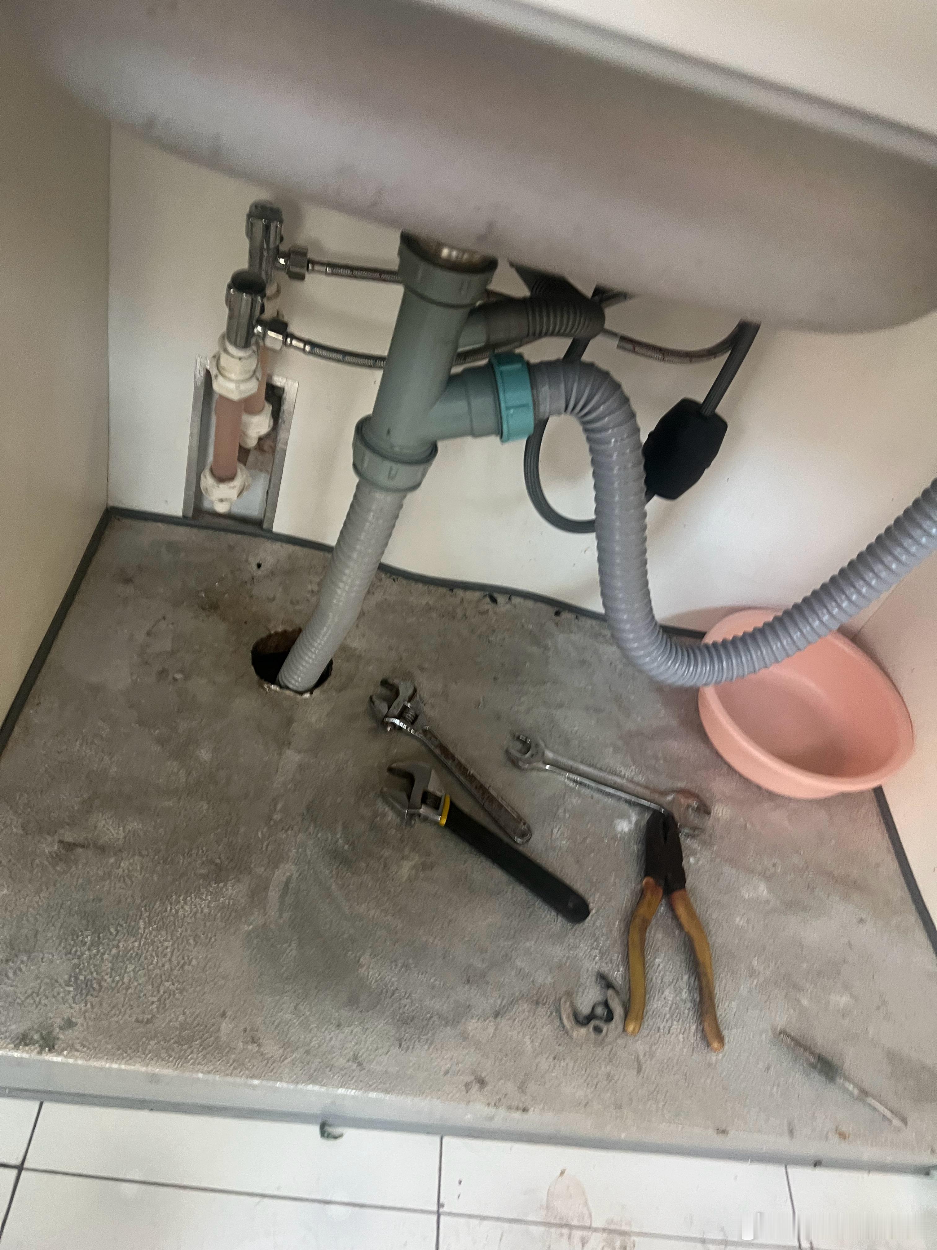 自己接好了厨房水龙头和下水管