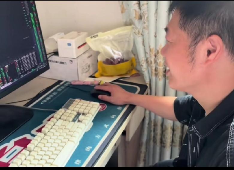 全职炒股，如果能长期赢利的话，的确十分省力！股市交易，看盘时间，也就四个小时，上