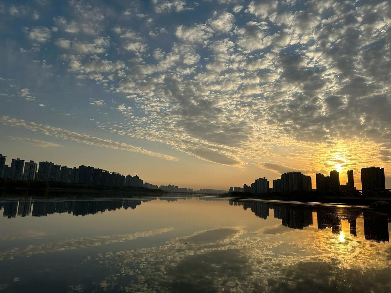 在洛浦公园散步邂逅夕阳，简直太治愈了。夕阳西下时，余晖倾洒在河面上