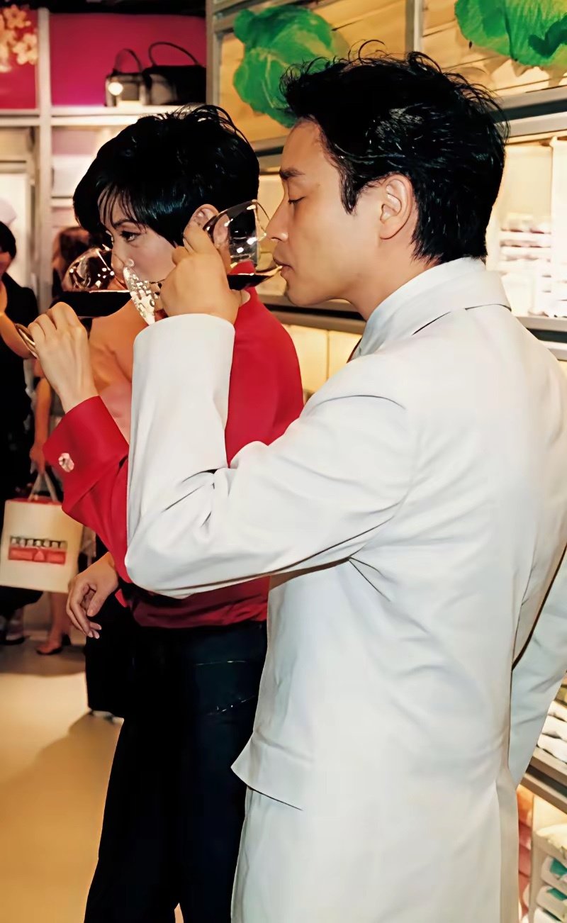 张国荣跟梅艳芳喝酒的画面，哥哥跟梅姐的爱情❤️​