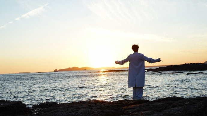 梓渝听海风低语品舌尖美食梓渝旅行vlog记录梓渝旅行vlog记录，小梓渝听海风低