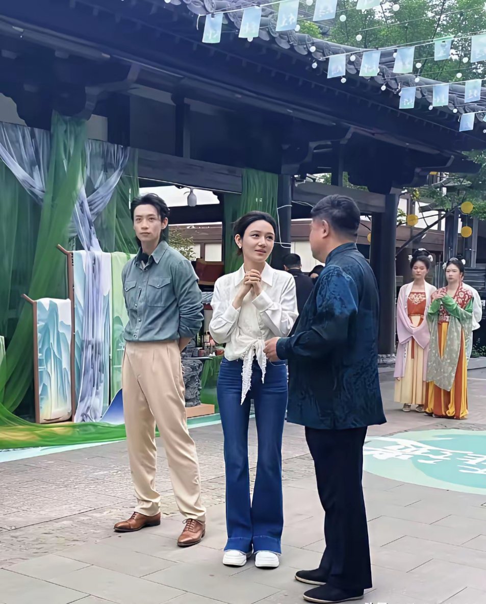 卸了妆的龙洋，感觉和普通人没有什么区别，本来168身高的她按道理不会矮，没想到在