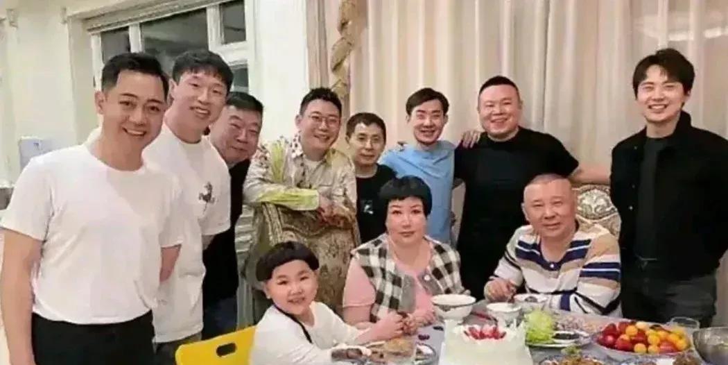 郭麒麟给后妈庆生一个小事情露出人品，演技不错，相貌也可以，没想到的是。情商更是