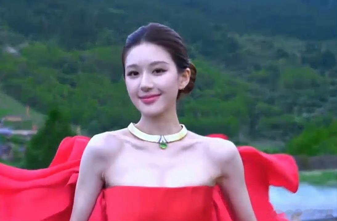 这次怎么那么多生图，那法令纹好明显，女明星还是有点肉好看，李蓝迪显得清新脱俗好多