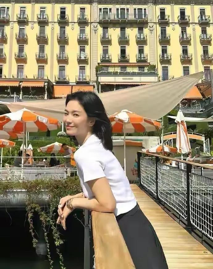 宋慧乔旅游照，为啥动作不大却很出片宋慧乔的旅游随拍，一直是松弛感范本✨