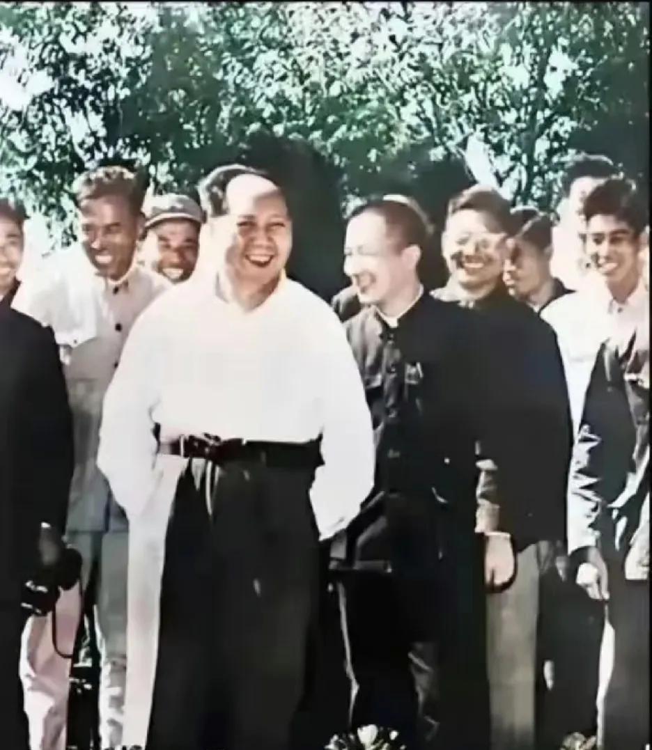 在历史的长河中，伟人以高瞻远瞩的目光与心系苍生的胸怀，将农民、工人、知识分子和科