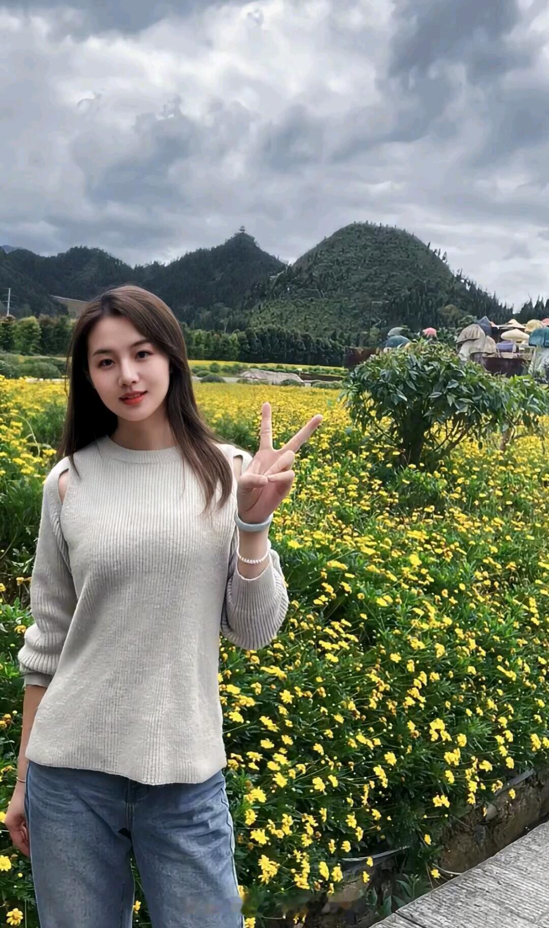 花海人如玉，笑语逐风轻。