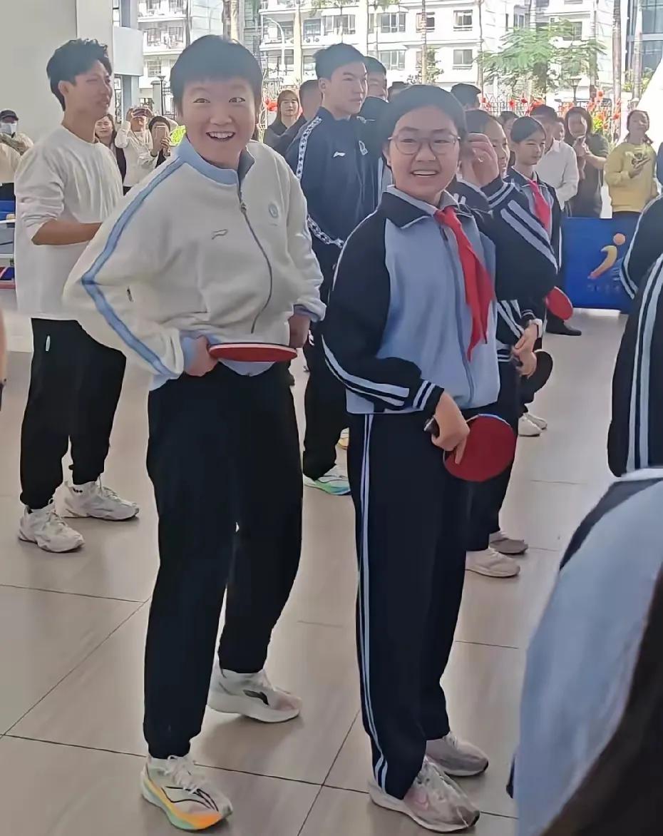 谁能不爱这样的孙颖莎！玩游戏跑掉裤子拿最后一名，一脸懵圈的样子也太戳人了，明