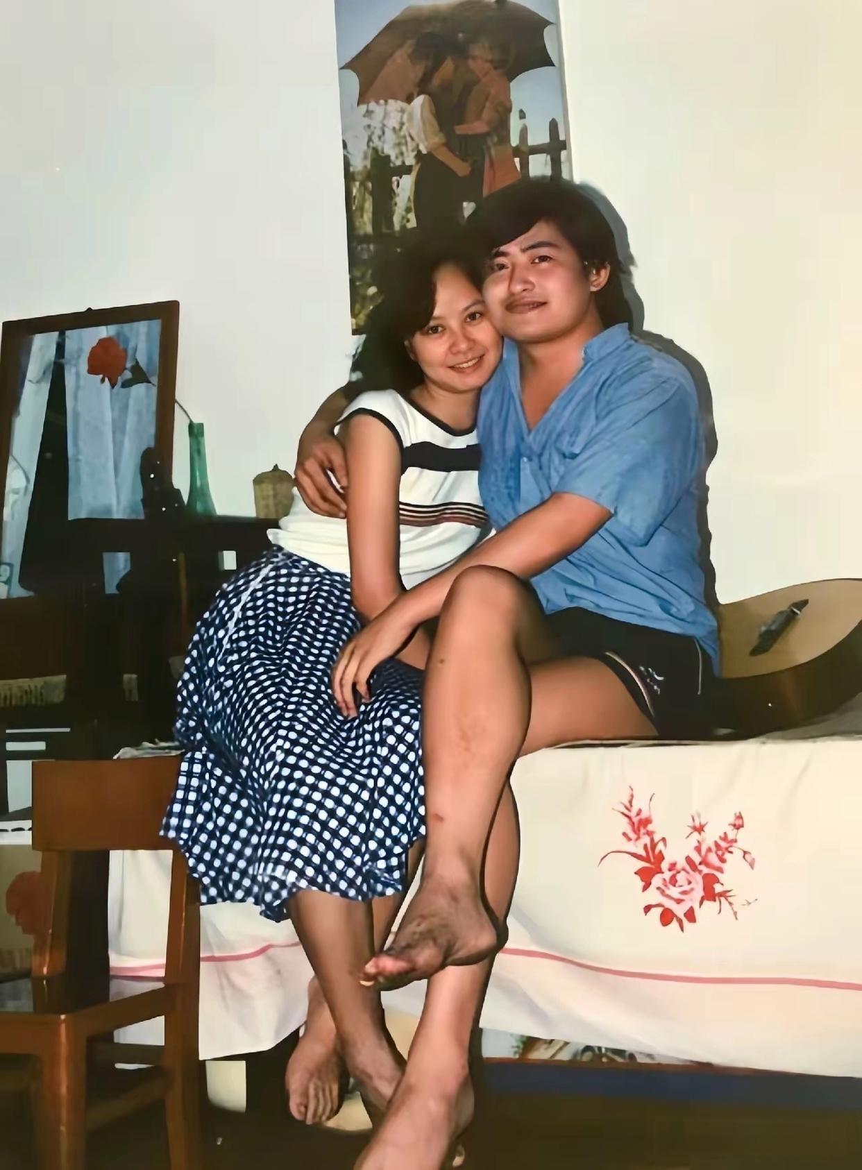 1989年，刘欢与妻子卢璐的一张合影，家里干净整洁，看着好有年代感啊。当时，