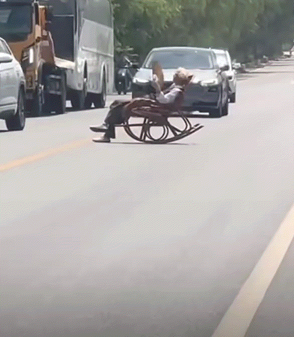 太离谱了！陕西咸阳，一位大爷竟将躺椅摆到马路正中间，然后翘着二郎腿，摇着蒲扇，悠