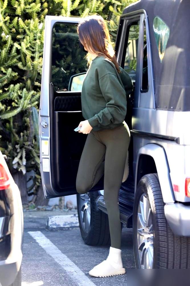 肯达尔·詹娜一条Alo绿裤子穿了七年，还跟品牌深度绑定。这波野生代言玩得太