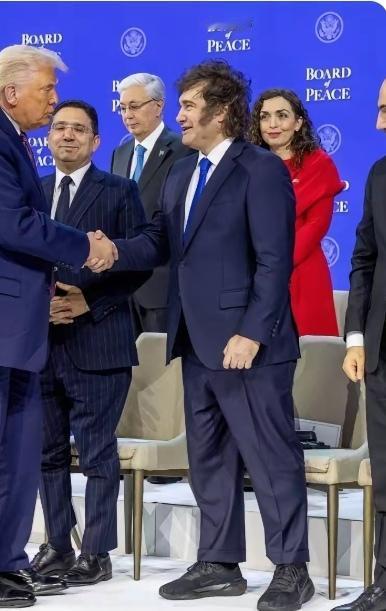 米莱见特朗普穿运动鞋，这波操作太有“个性”了！阿根廷总统米莱出席达沃斯论坛，