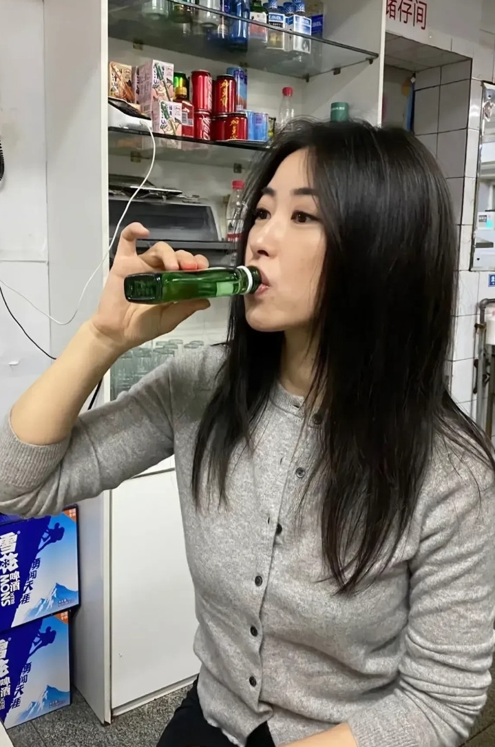 万万没有想到，女神居然也喝酒，白瞎我看了十几年电视，现在才知道。[笑着哭][笑着
