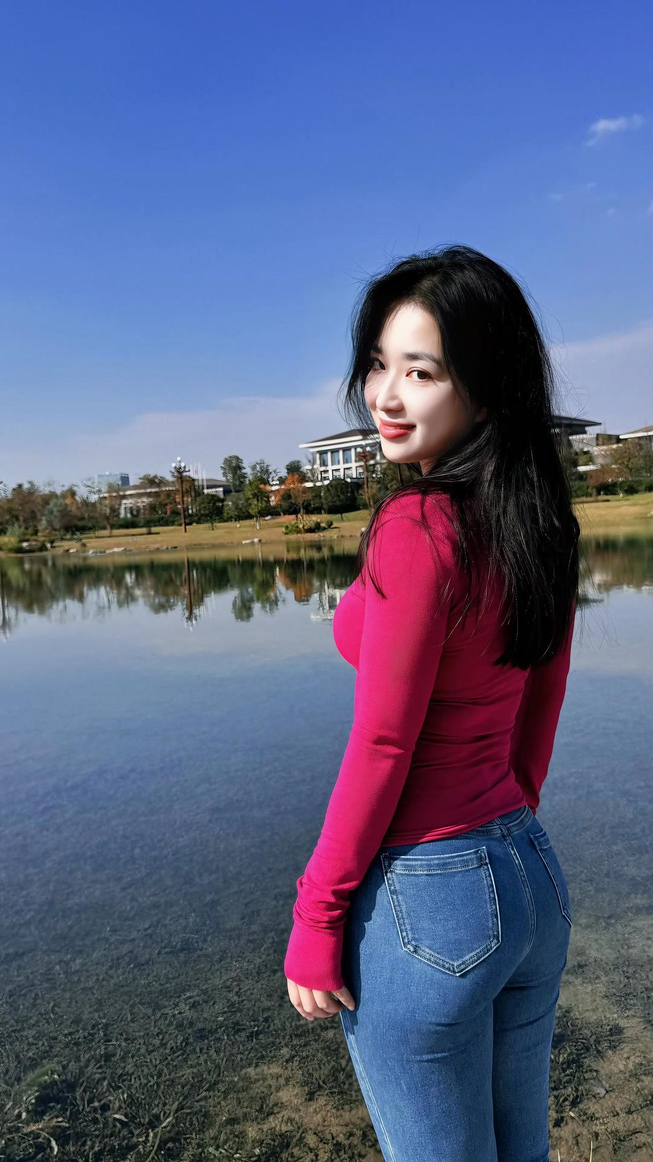 女人如何穿出含蓄的性感?阳光明媚的午后，湖边漫步的少女，笑靥如花，心情舒畅。