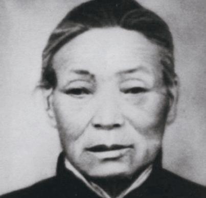 1938年，日军包围大常村，情急之下，常大娘把肖华司令员藏在枣堆里，谁知日军尝了
