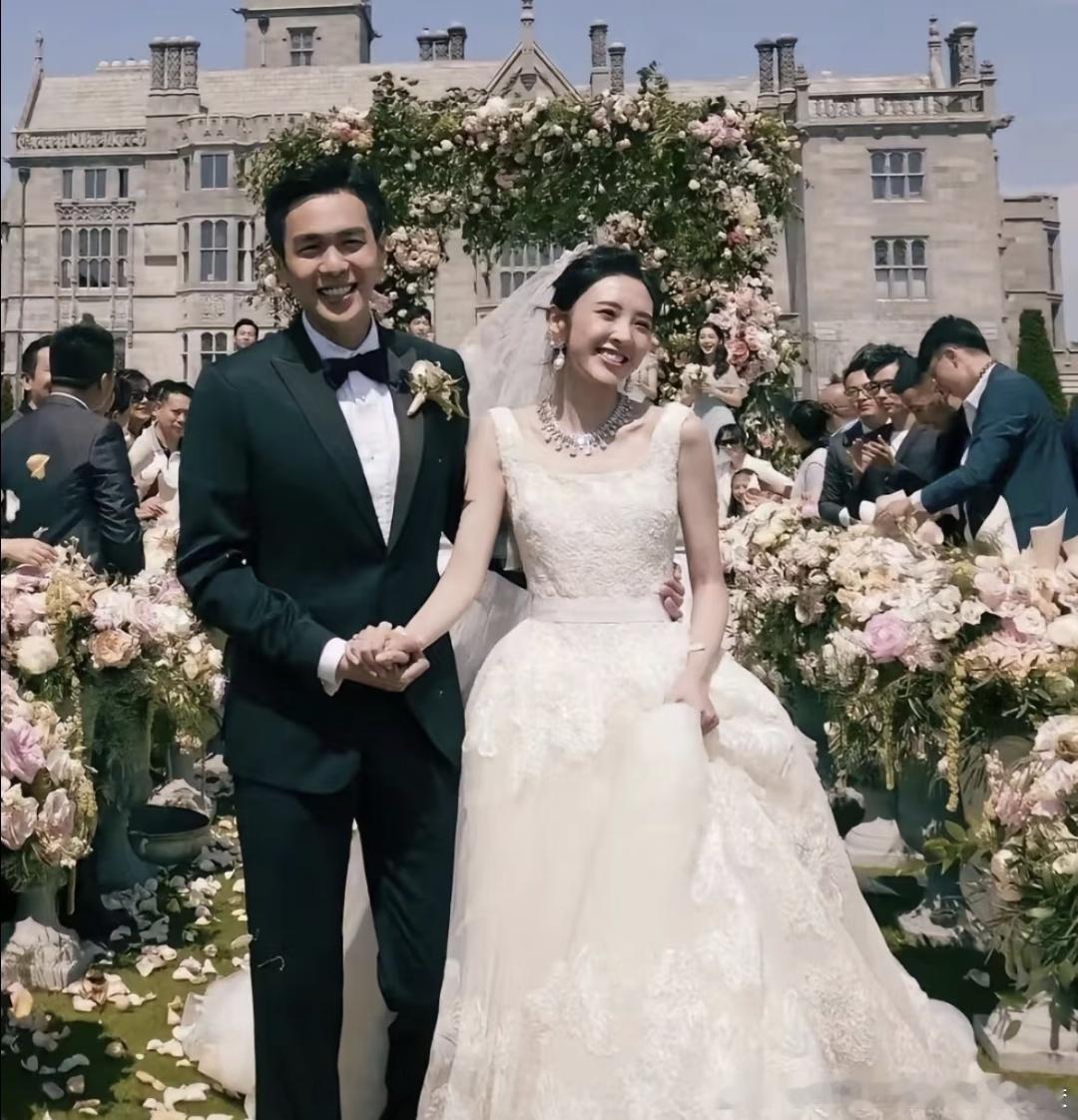 何炅也在吃唐艺昕张若昀的瓜丁程鑫唱你嘴巴再毒我才不在乎你好星期六丁程鑫在台下哼