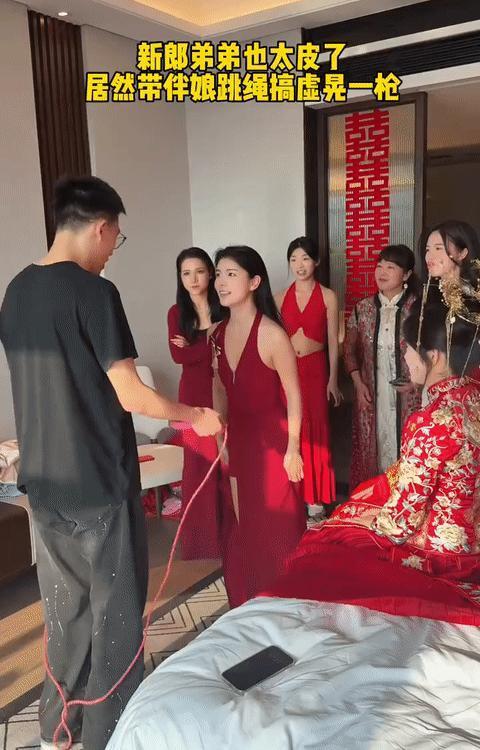 笑不活了！我宣布，年度最佳“影帝”伴郎就是他了！接亲现场，这哪是玩游戏，这分明是