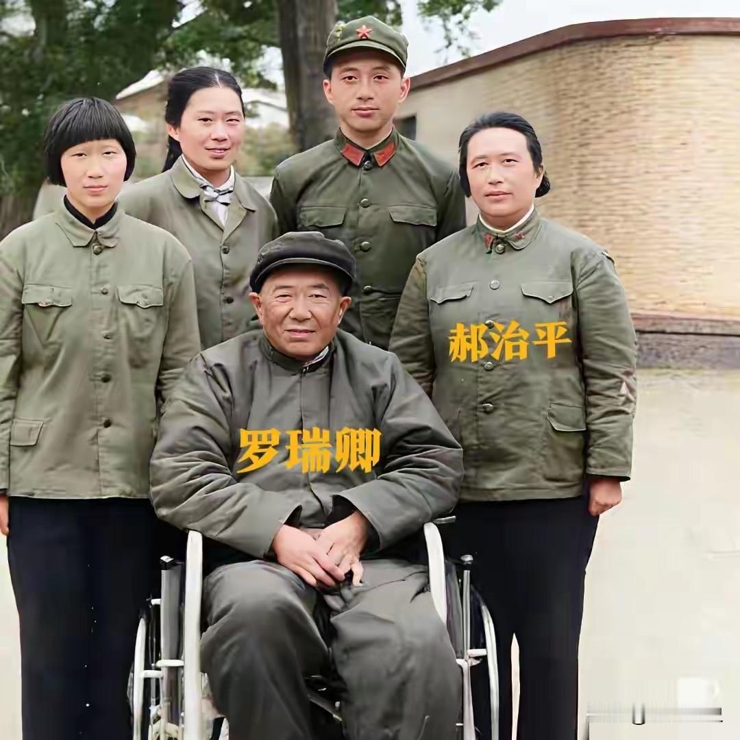 罗瑞卿最后一张全家合影1987年罗瑞卿出国治疗腿之前和家人的一张珍贵合影，面
