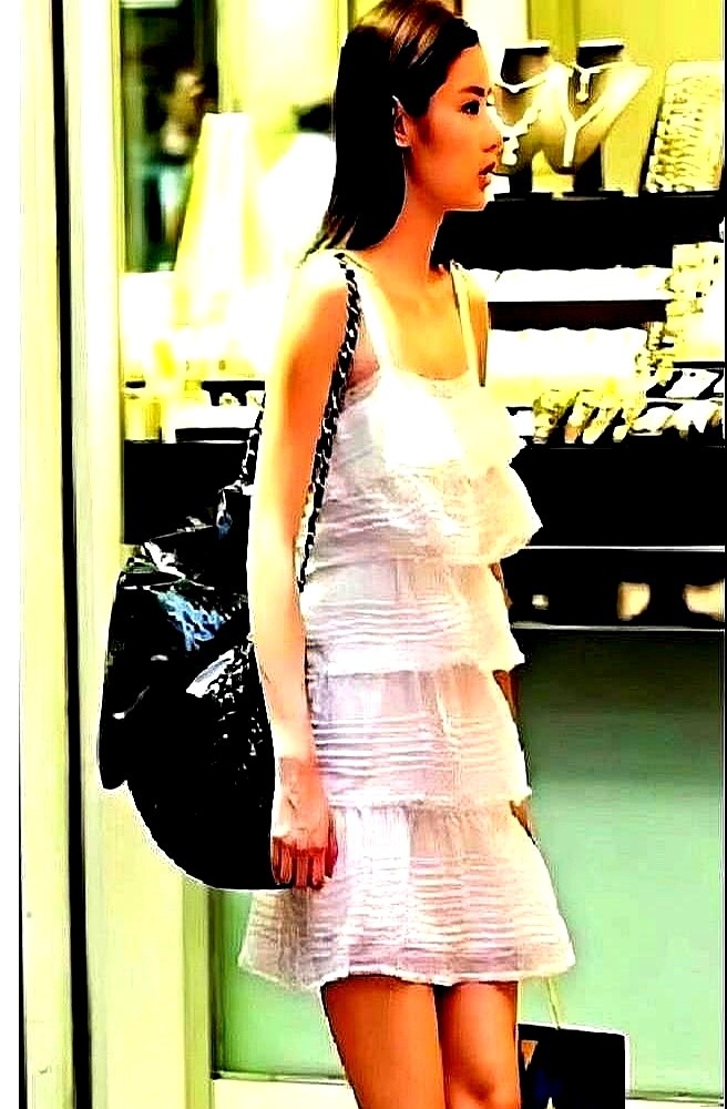 当年被港媒追着骂“专挑丑女”的黎明，审美居然超前了整整二十年。舒淇的厚唇高颧骨当年被嘲成“吸盘嘴”，