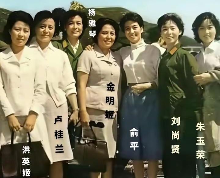 中朝电影演员们的合影