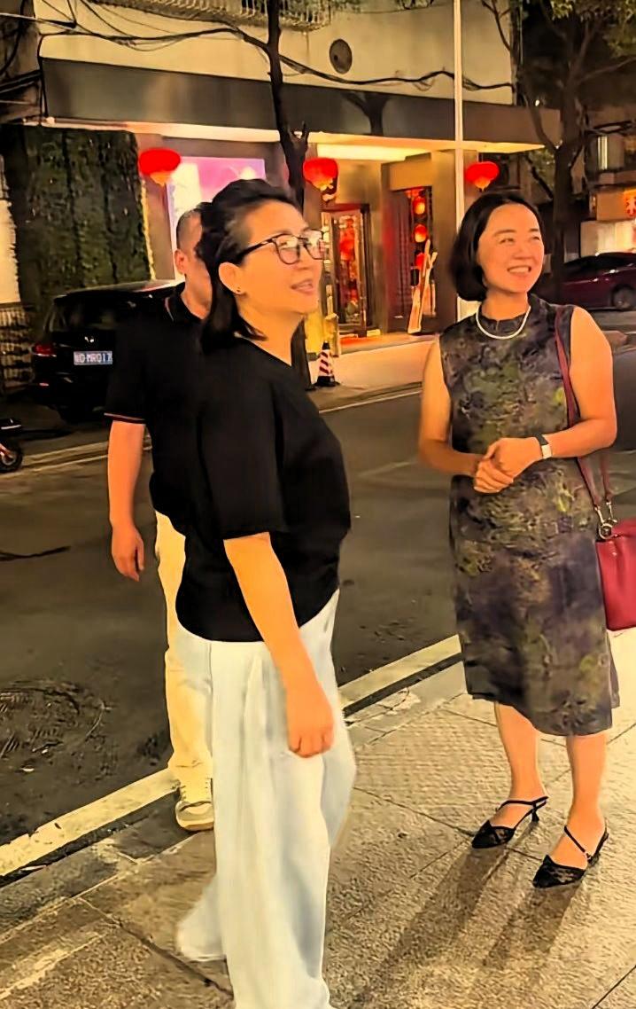 夜晚街头偶遇王小丫，路人随手拍下这组画面。曾经央视《开心辞典》家喻户晓的主