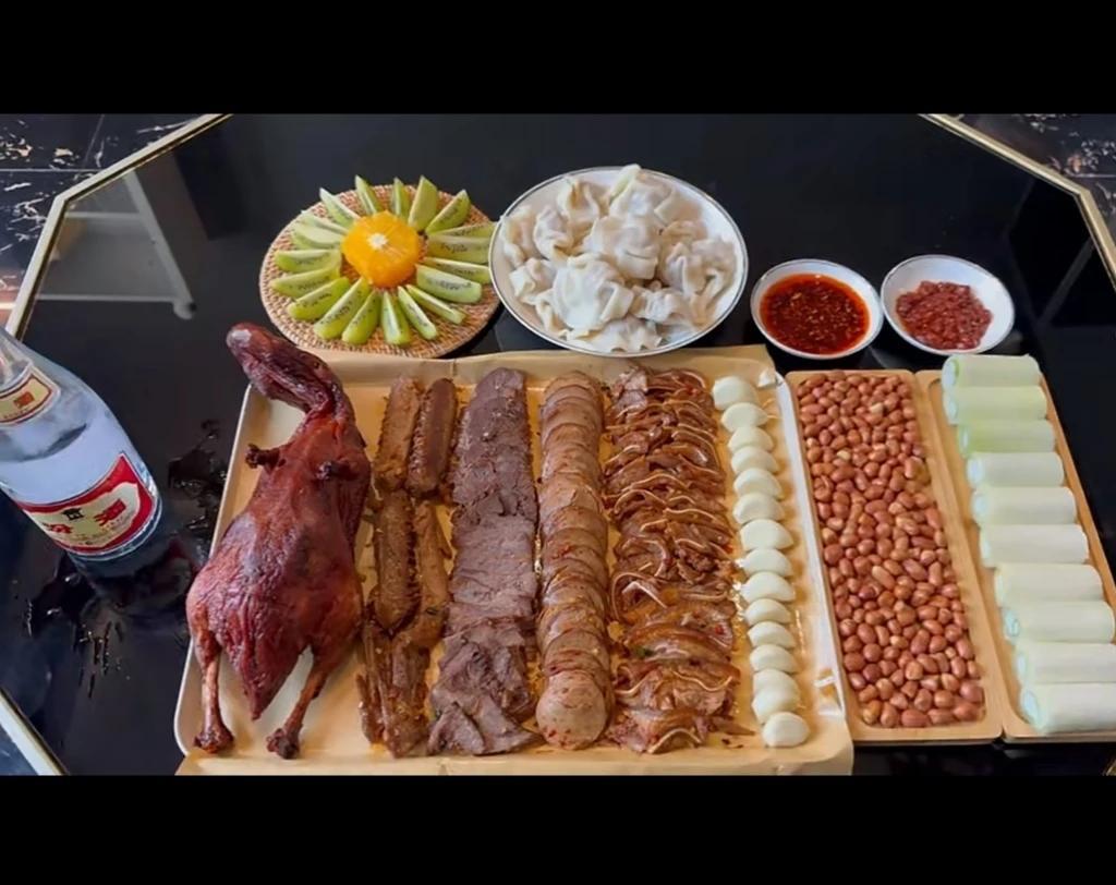 最近我喜欢看有的男的下班了，买些肉，花生，一个人又吃又喝。我曾经也模仿了一段时