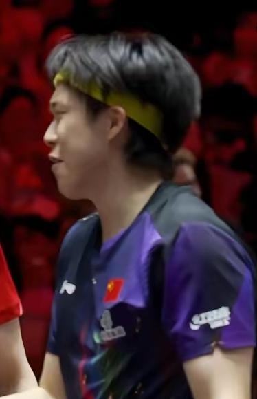 男乒第一人当选王楚钦！新加坡大满贯，他打败怪球手林德，半决赛打败天才少年小