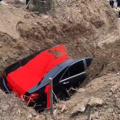 一辆辽K车牌奔驰被土葬不懂就问，祖先能收到吗广州