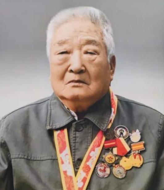 泪目了！云南一96岁退休教师去世，学校翻找资料才发现：这个老教师居然获得过3次特