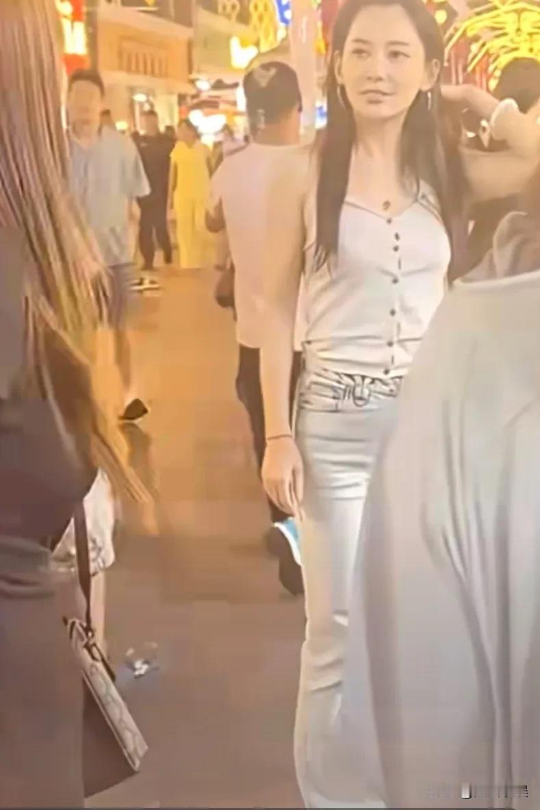 森林北，真没办法看！还以为森林北是什么神仙颜值呢，迷的汪峰一颠一颠的，直到被