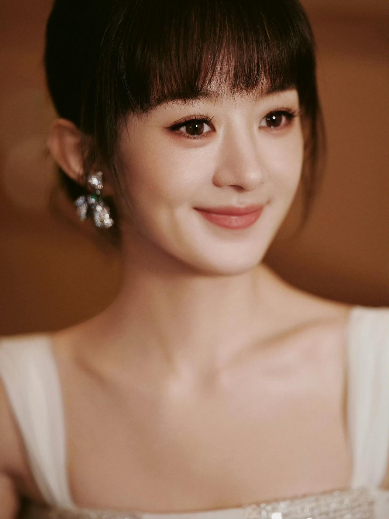 赵丽颖的短发齐刘海挺好看的温婉，美丽，大方最主要显年轻这个发型，跟《知否知